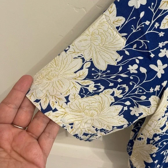 Harlowe & Graham Blue and Cream Floral Women's Top High Low - Picture 2 of 5